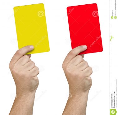 ΟΙ ΚΑΡΤΕΣ ΣΤΗΝ FOOTBALL LEAGUE 1 χέρι κίτρινη κόκκινη κάρτα που απομονώνεται που παρουσιάζει 41005175