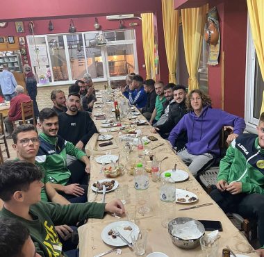 ΔΑΦΝΗ: Η ΔΙΟΙΚΗΣΗ ΠΑΡΕΘΕΣΕ ΔΕΙΠΝΟ ΣΤΟΥΣ ΠΟΔΟΣΦΑΙΡΙΣΤΕΣ 1 IMG 3179